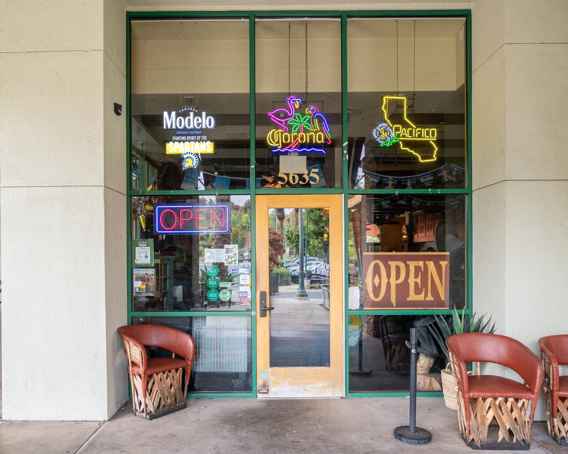 Karaoke Thursdays, 8–11pm